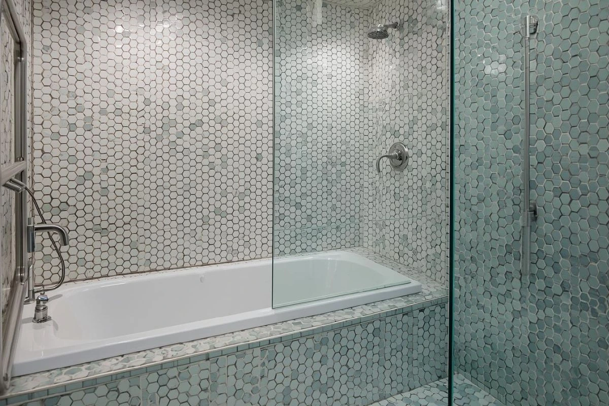 Small Bathroom Tile Choices That Visually Open the Space